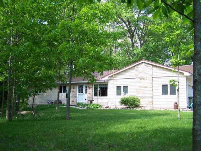 1932 TRAILS END LANE / Farmington