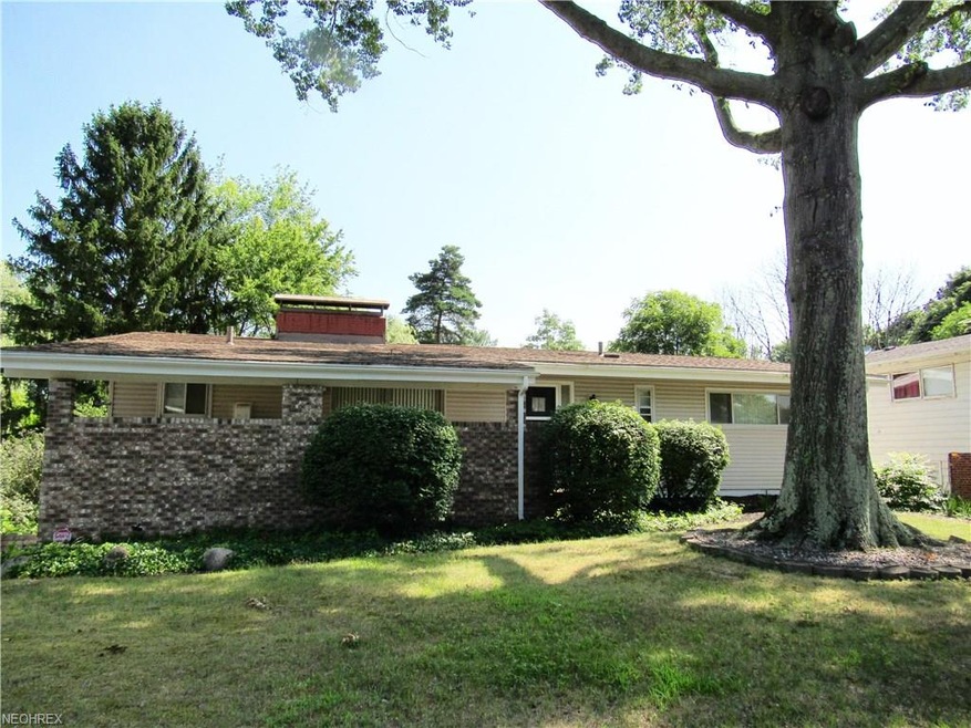 Welcome to 611 Deering Dr Akron, OH 44313. This ho