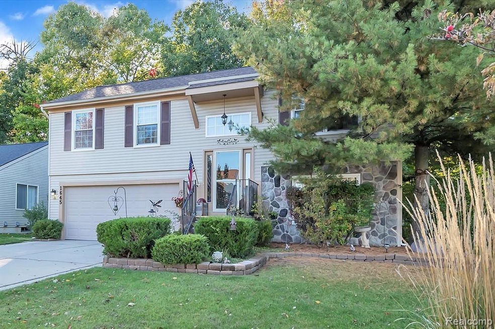 Meticulously Maintained Raised Ranch in Millpointe