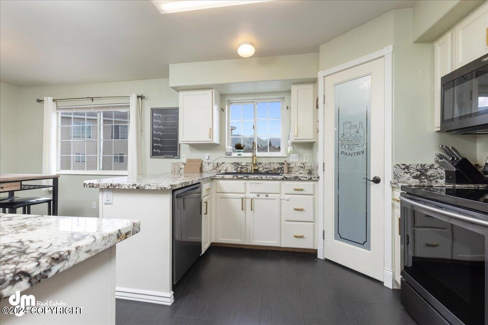Kitchen w/ Pantry
