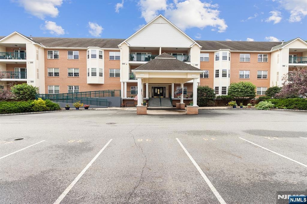 Foxhill Manor unit CT114, Norwood, NJ 07648 - photo 1