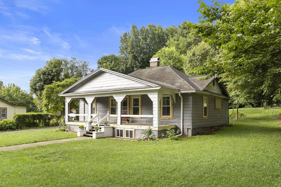 935 Pine Grove Ave, Johnson City, TN 37601 - photo 1