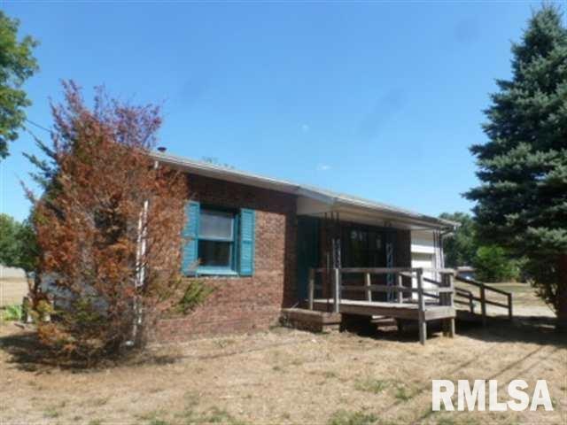 635 S Elm St, Lincoln, IL 62656 - photo 1