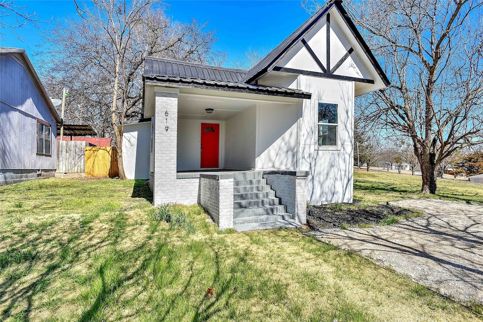 View of front facade with a front lawn