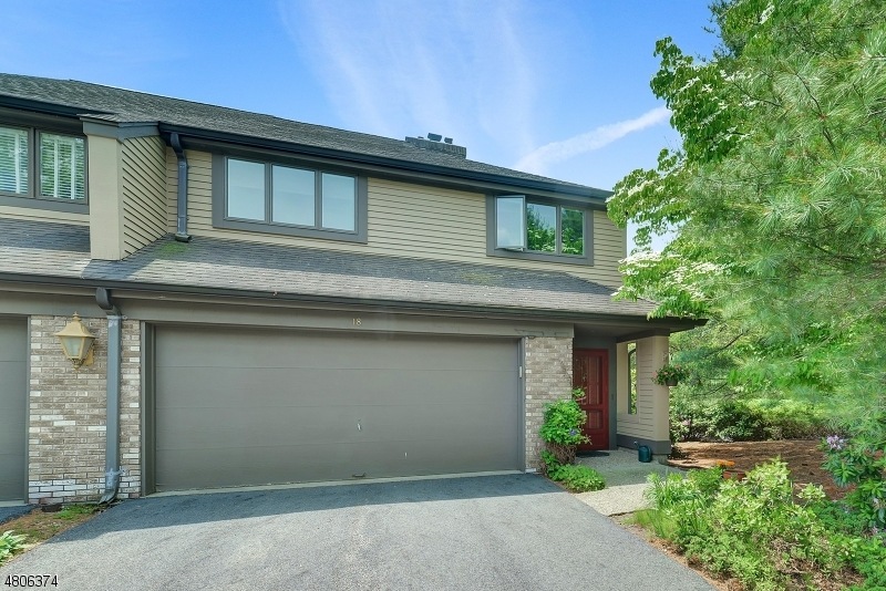 18 Sandburg Ct, Mahwah, NJ 07430 - photo 1