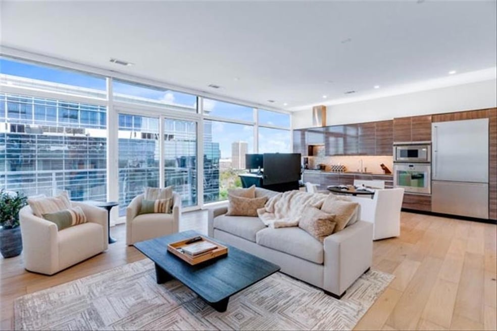 Open floorpan with 10ft ceilings.
