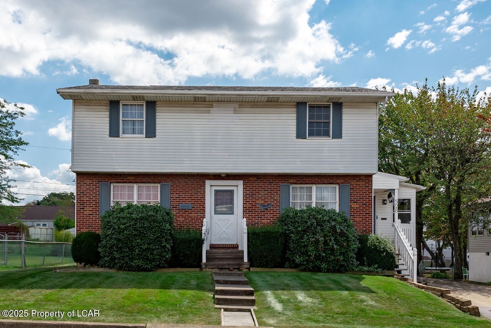 528 Samuels Ave, Hazleton, PA 18201 - photo 1