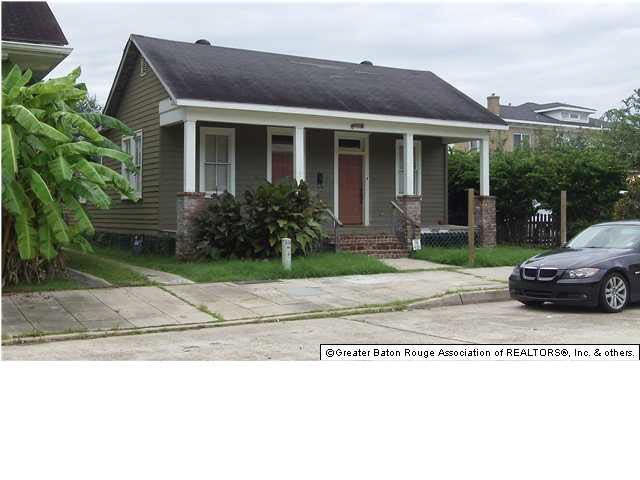 538 8th street has an acadian porch to relax on