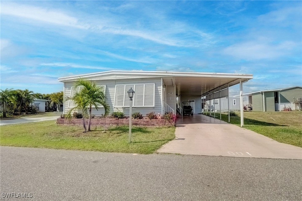 Manufactured / mobile home featuring a front lawn