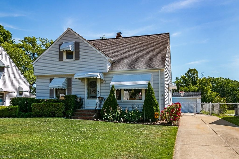 2313 Larchmont Dr, Wickliffe, OH 44092 - photo 1