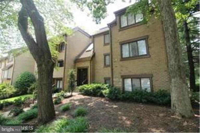 1652 Parkcrest Cir unit 200, Reston, VA 20190 - photo 1