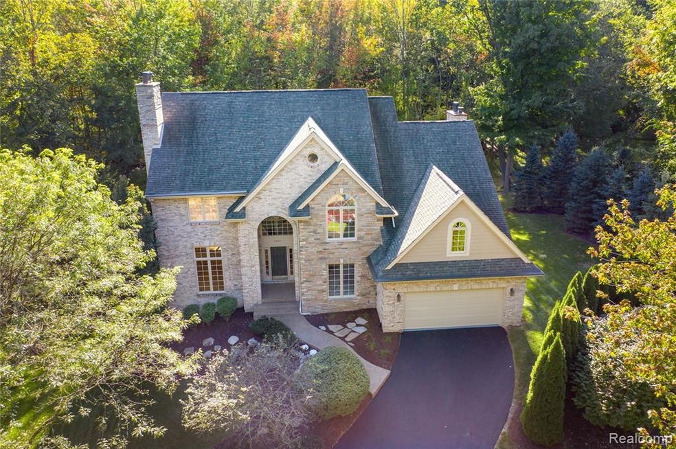 Beautifully manicured private lot!