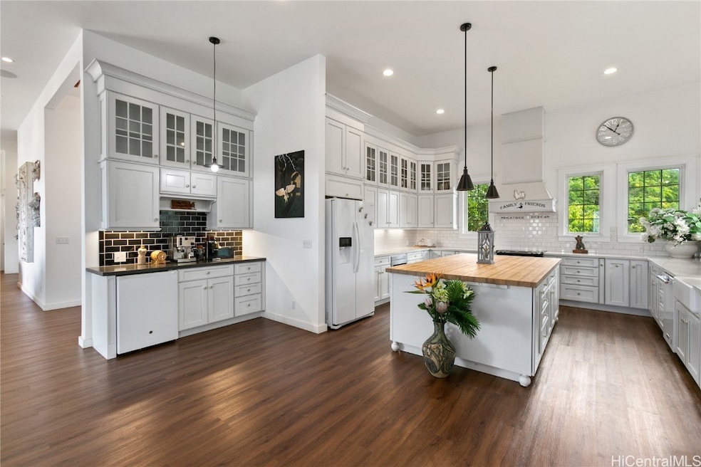 Wonderful open and entertaining kitchen.