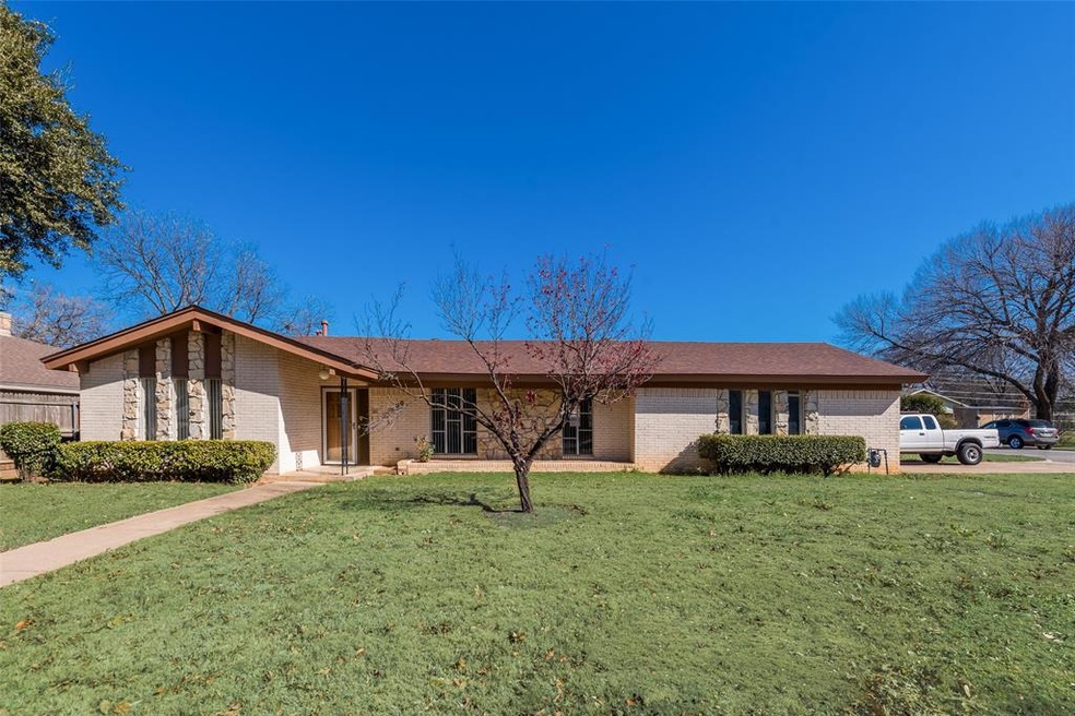 400 Glenn Dr, Hurst, TX 76053 - photo 1