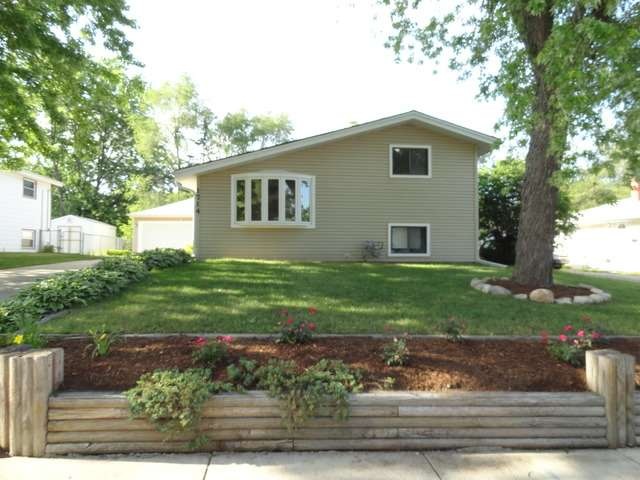 1714 Queens Ct, Carpentersville, IL 60110 - photo 1