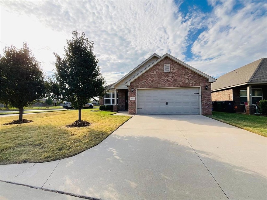 View of front of house with a garage and a front l