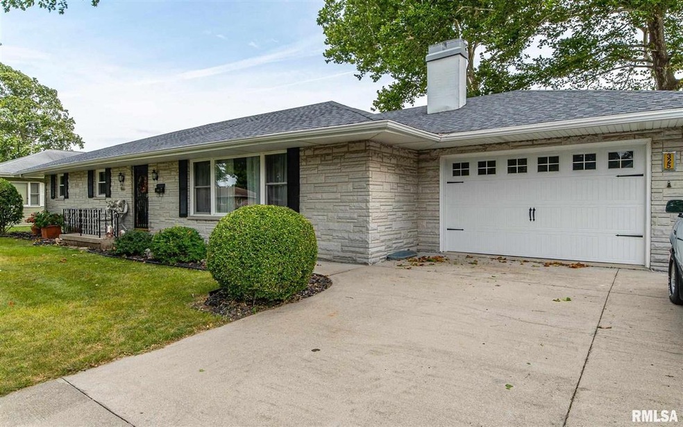 325 Mayfair Dr, Lincoln, IL 62656 - photo 1