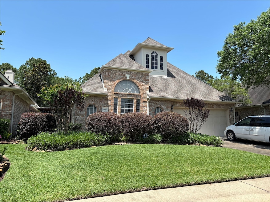 Charming brick home with elegant architecture, lus