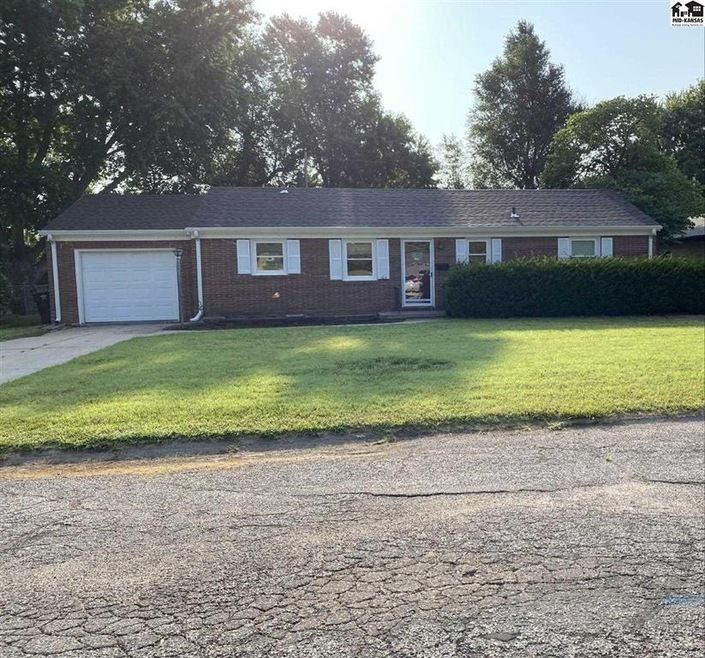 103 Laurel Ct, McPherson, KS 67460 - photo 1