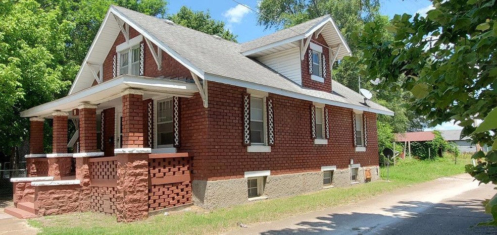 215 N 22nd St, Parsons, KS 67357 - photo 1