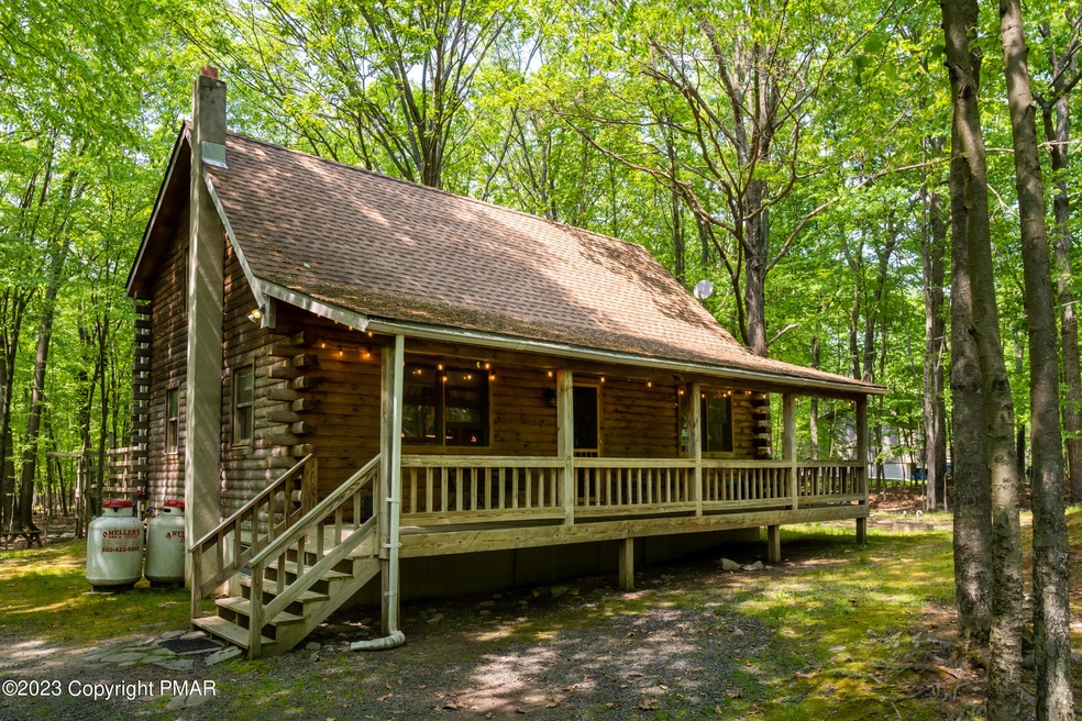 572 W Chipmunk Rd, Bushkill, PA 18324 - photo 1