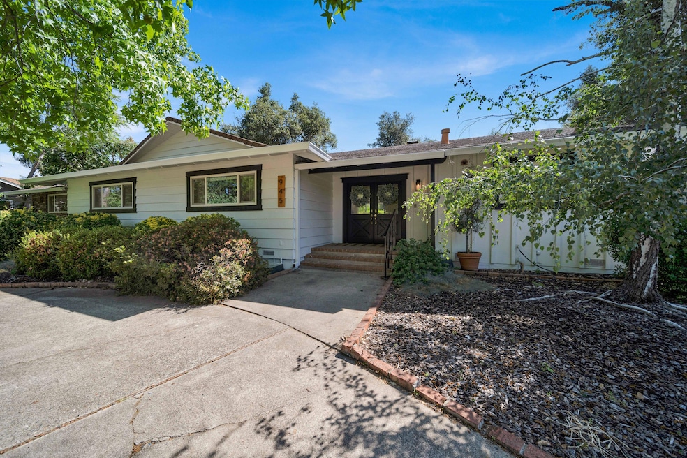 945 Hallmark Dr, Redding, CA 96001 - photo 1