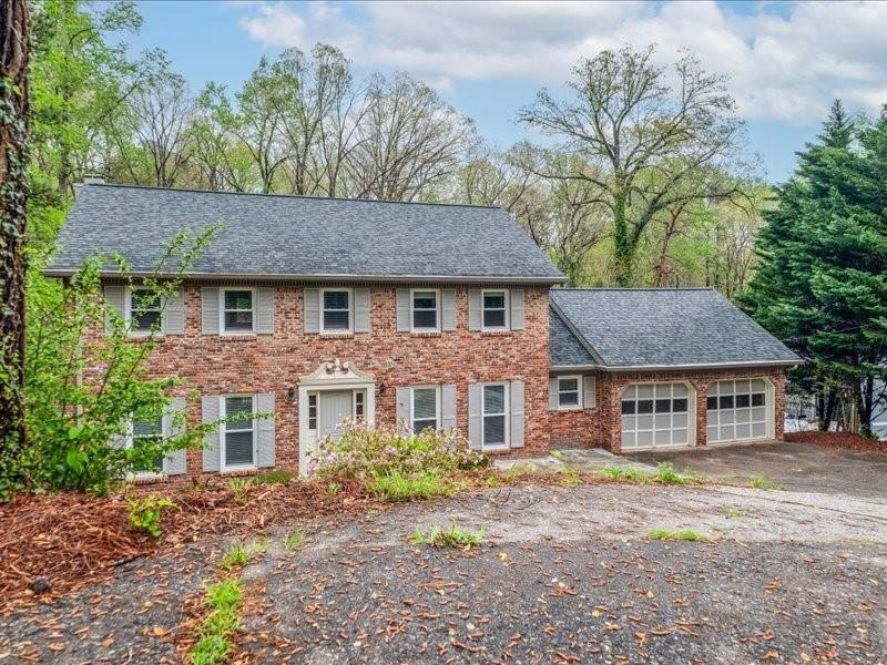 Colonial-style house with a shingled roof, aphalt 