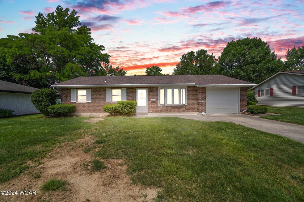 811 N Blackhoof St, Wapakoneta, OH 45895 - photo 1