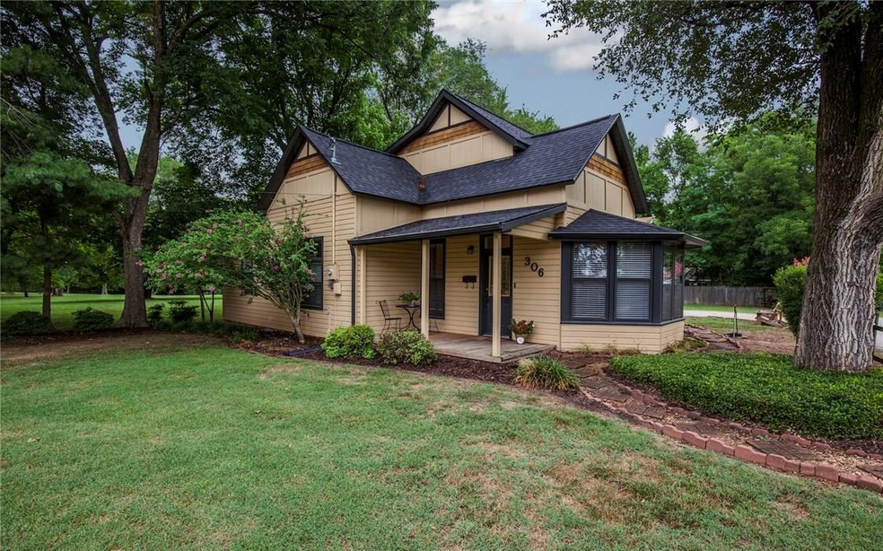 The BEST location in Bentonville!!! Seconds to everything Downtown has to offer!