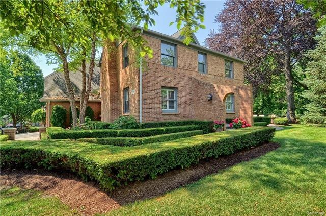 Welcome Home! This gorgeous condo in Plymouth is j