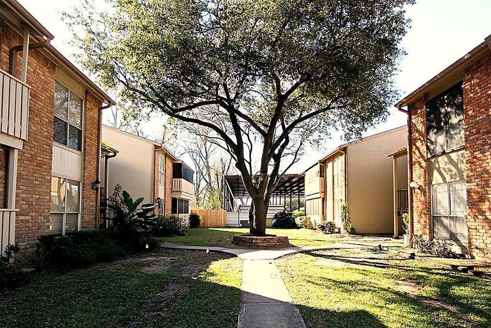 5663 Birchmont Dr unit 4, Houston, TX 77091 - photo 1