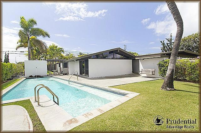 Great manicured yard w/grassy area and concrete area for BBQ'ing