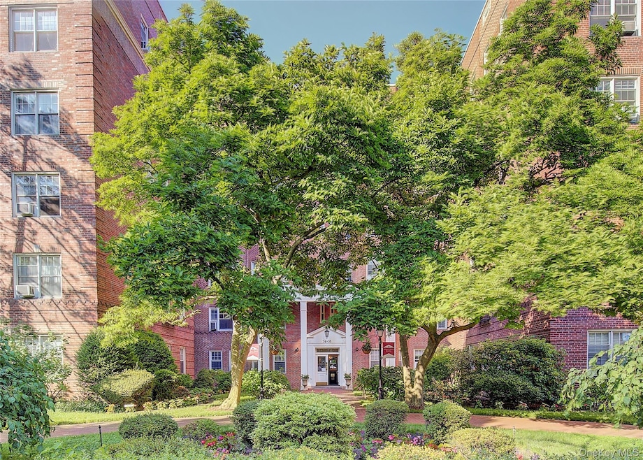 76-35 113th St unit 6C, Forest Hills, NY 11375 - photo 1