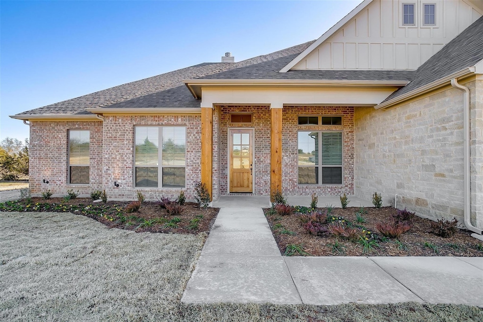 1024 Gatlin Cir, Springtown, TX 76082 - photo 1