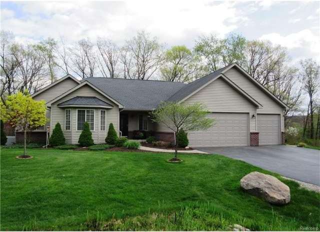 5908 Kerri Ln, Howell, MI 48855 - photo 1