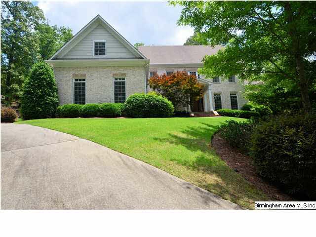 Fantastic curb appeal in private setting within Gr