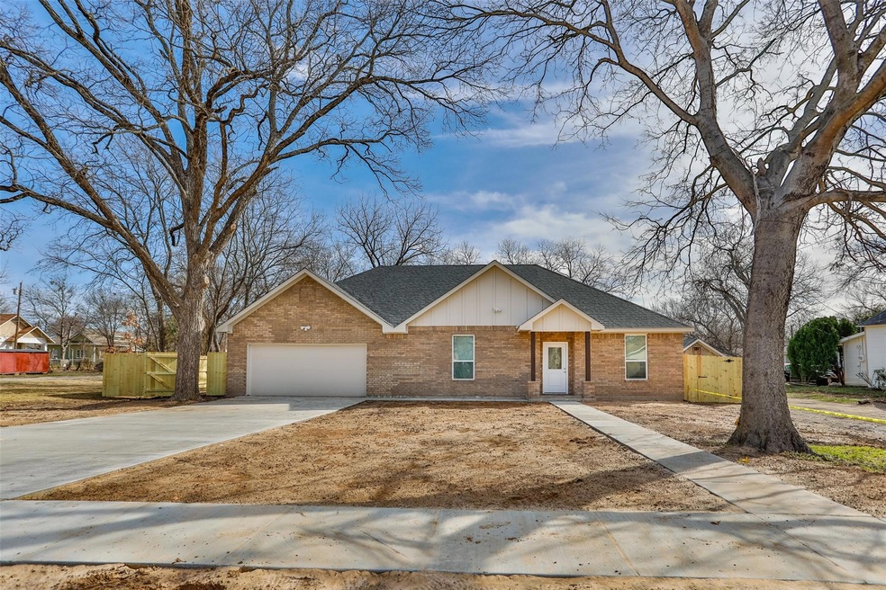 620 N Dixon St, Gainesville, TX 76240 - photo 1