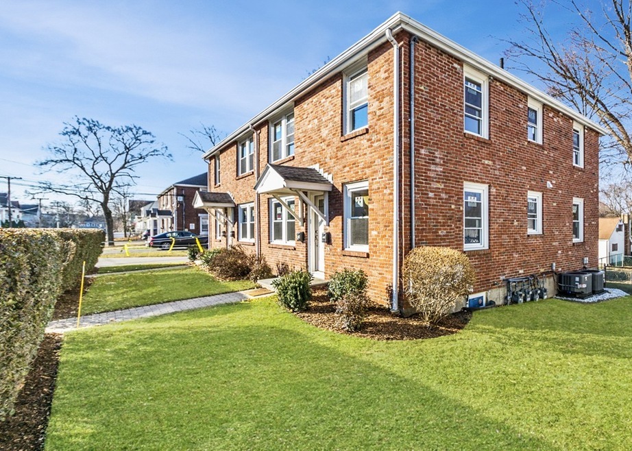 109 Bright St unit 2, Waltham, MA 02453 - photo 1