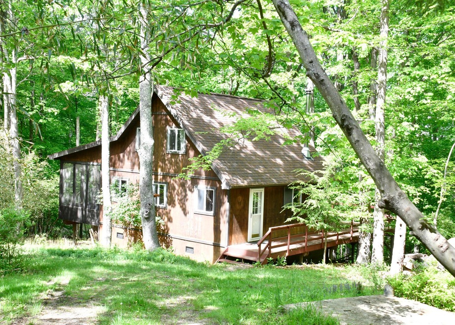 Charming retreat in the woods