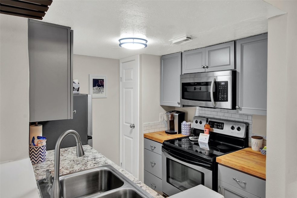 Remodeled Kitchen new cabinets, granite counter, b