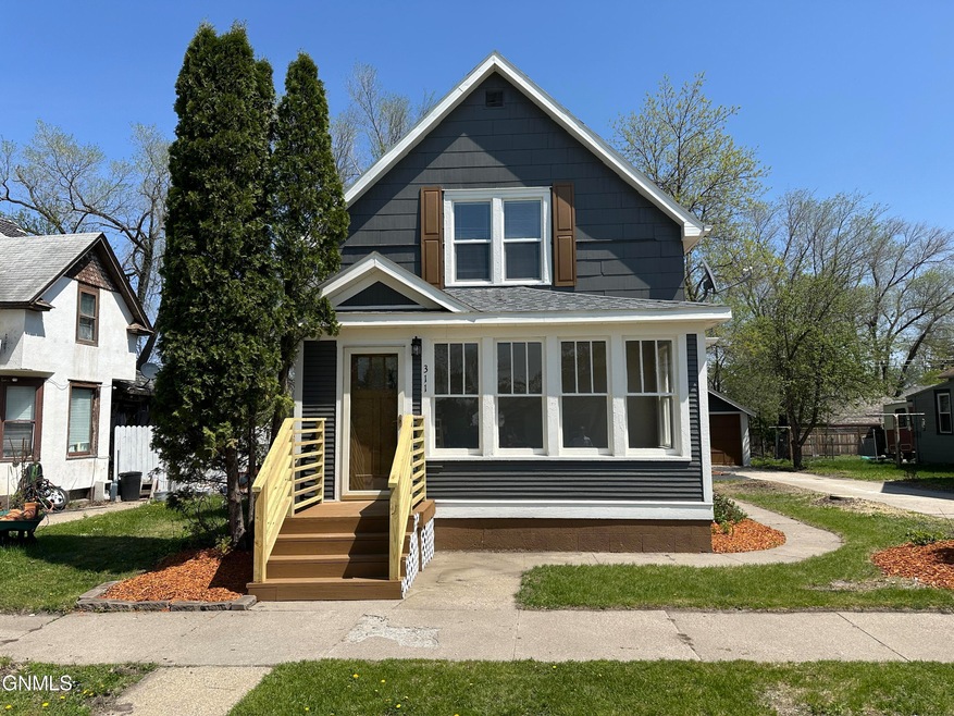 311 4th Ave SW, Jamestown, ND 58401 - photo 1