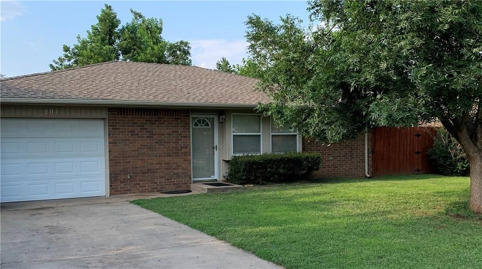 201 Lois Ave Front View
