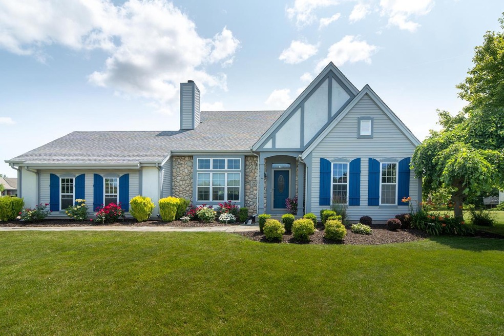 W136N6510 Cobblestone Dr, Menomonee Falls, WI 53051 - photo 1