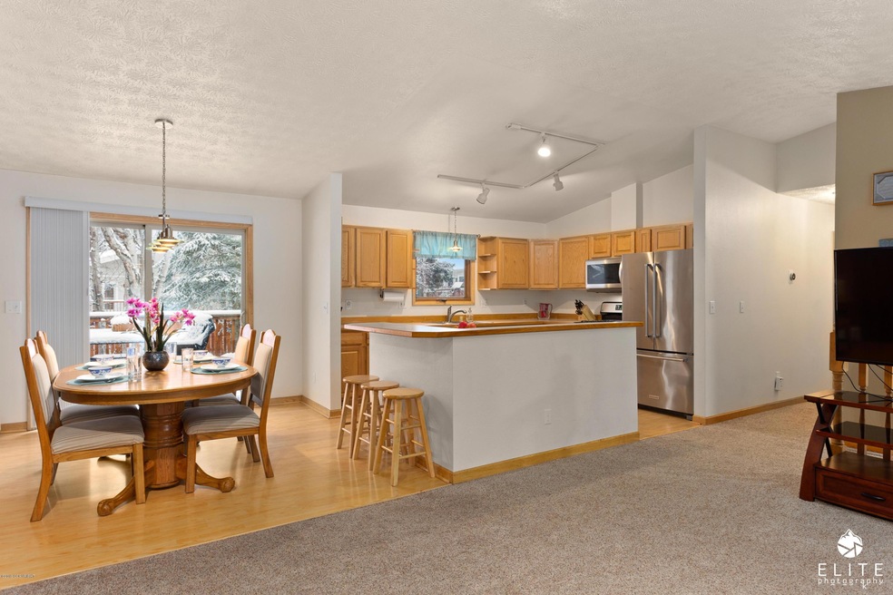 Kitchen & Dining