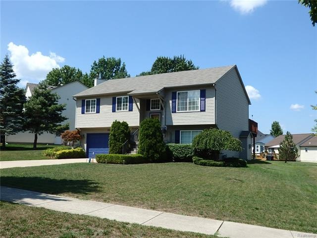 7290 Roberta Ln, Waterford, MI 48327 - photo 1