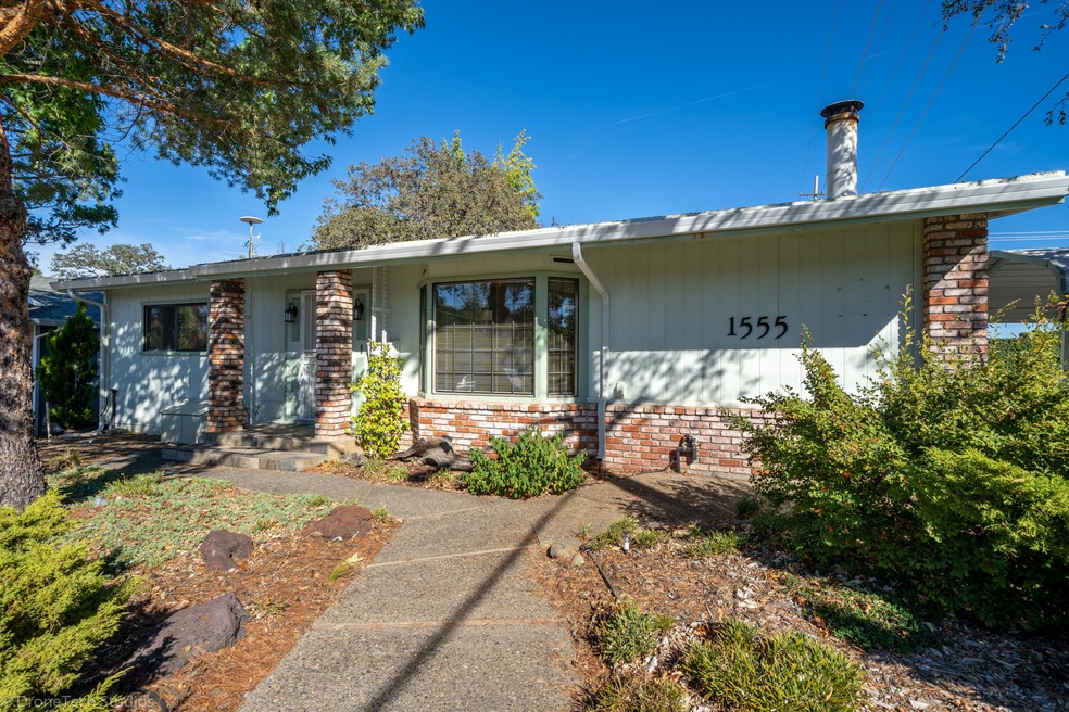 1555 Pleasant St-7