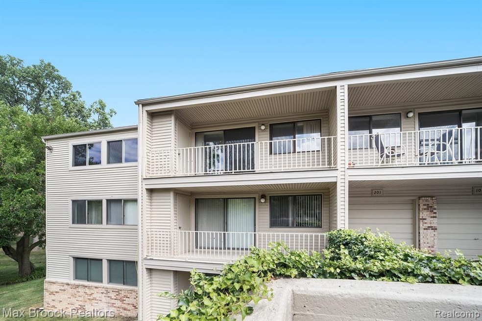 Upper floor, end unit