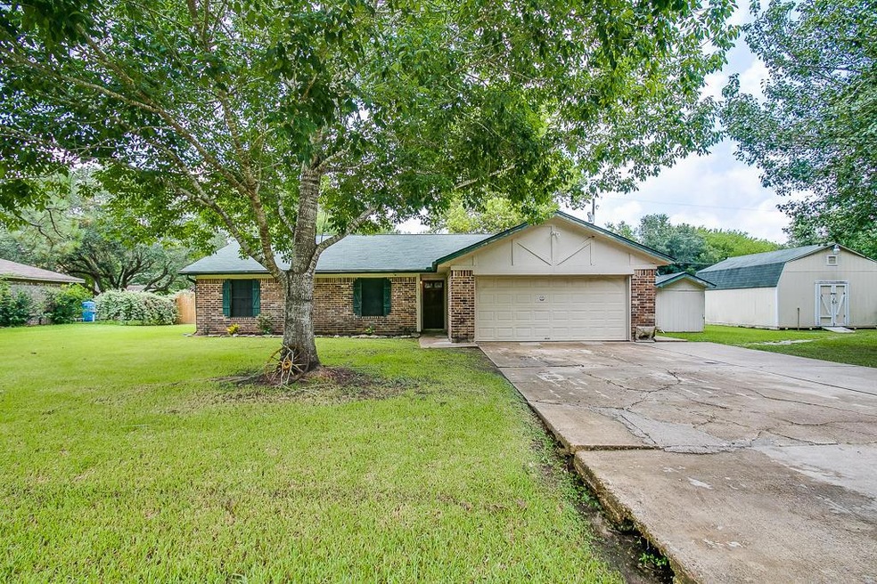 51 Doris Cir N, Alvin, TX 77511 - photo 1