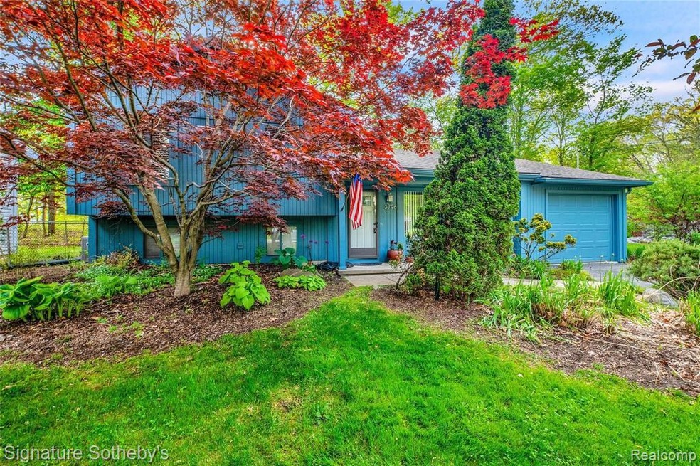 3796 Alcott - Spacious Split-level with Lake Privi