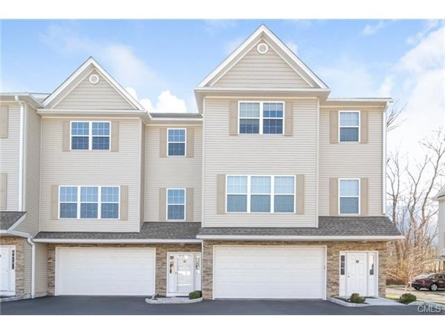 Welcome to Lakeside Townhomes